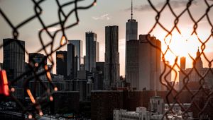 Превью обои мост, небоскребы, сетка, забор, солнечный свет