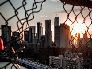 Превью обои мост, небоскребы, сетка, забор, солнечный свет