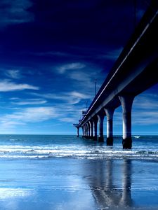 Превью обои мост, опоры, пирс, колоны, берег, пляж, волны, рассвет, голубой