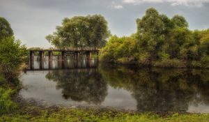 Превью обои мост, пейзаж, водоем, деревья, лето, парк, зеленый, серый