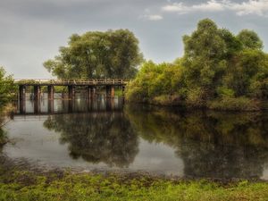 Превью обои мост, пейзаж, водоем, деревья, лето, парк, зеленый, серый