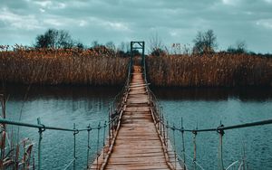 Превью обои мост, подвесной, река, берег, канатный, деревянный