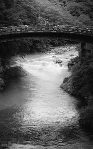 Превью обои мост, река, деревья, камни, черно-белый