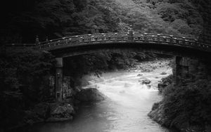 Превью обои мост, река, деревья, камни, черно-белый