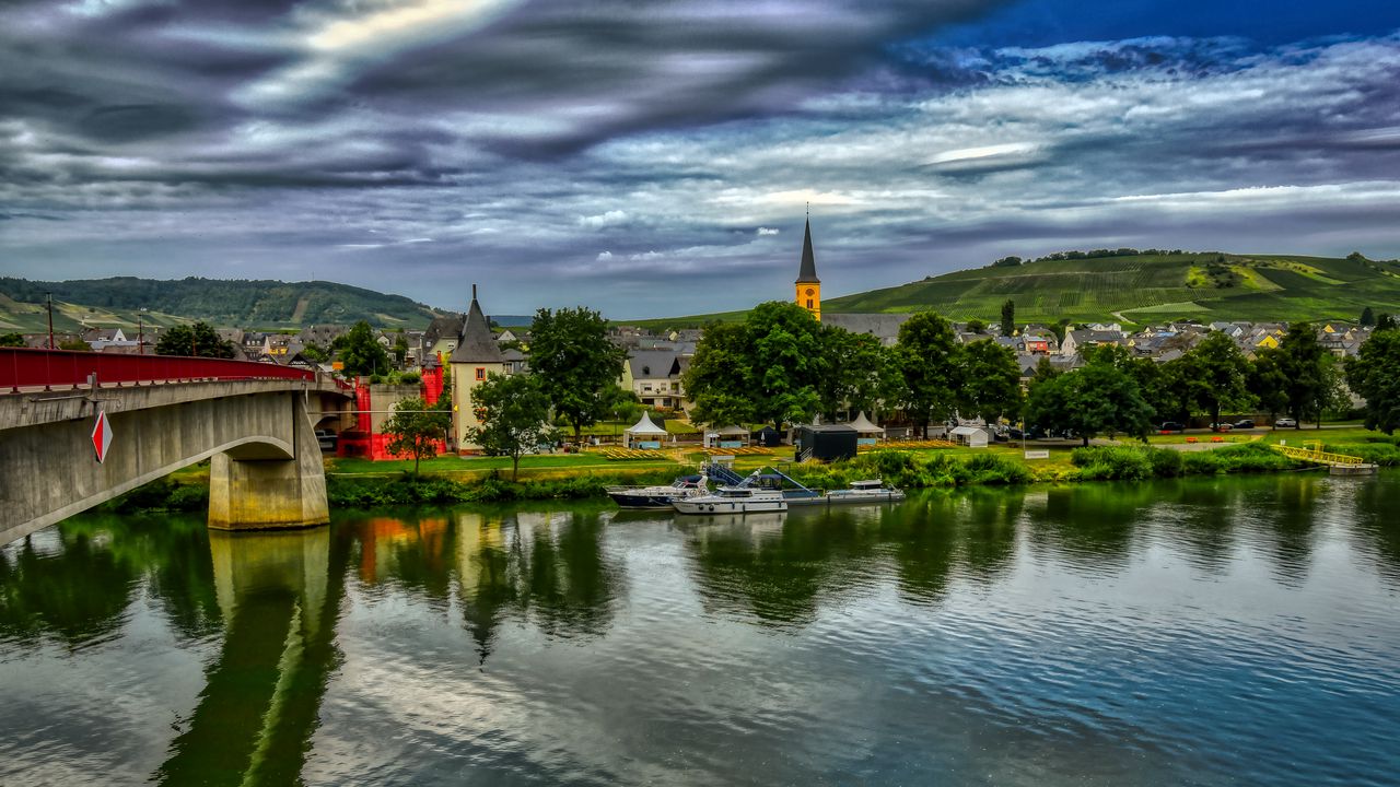 Обои мост, река, теплоходы, здания, деревья, облака, пейзаж