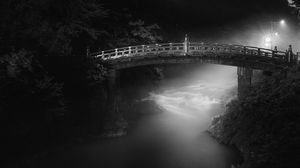Превью обои мост, река, туман, черно-белый