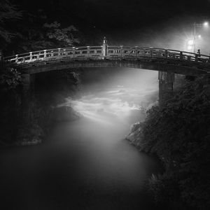 Превью обои мост, река, туман, черно-белый