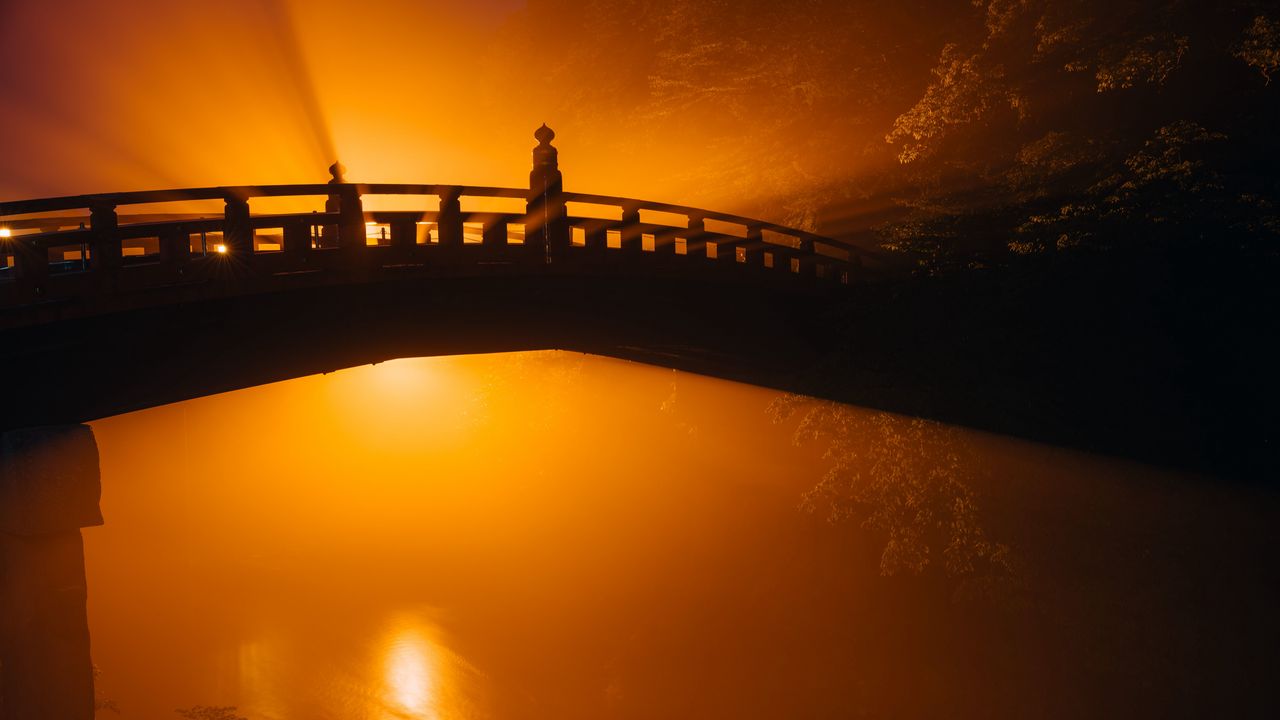 Обои мост, силуэт, туман, свет