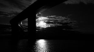Превью обои мост, солнце, чб, темный, река, отражение