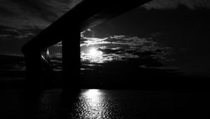 Превью обои мост, солнце, чб, темный, река, отражение
