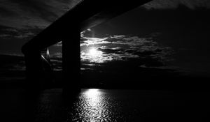Превью обои мост, солнце, чб, темный, река, отражение
