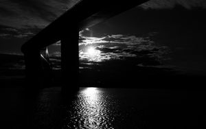 Превью обои мост, солнце, чб, темный, река, отражение