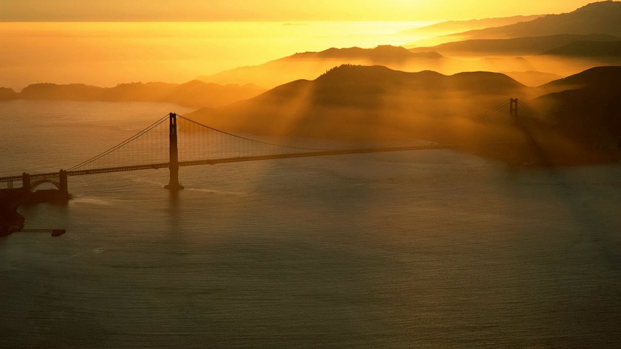 Обои мост, солнце, лучи, утро, море