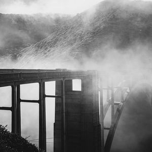 Превью обои мост, туман, горы, склоны, черно-белый