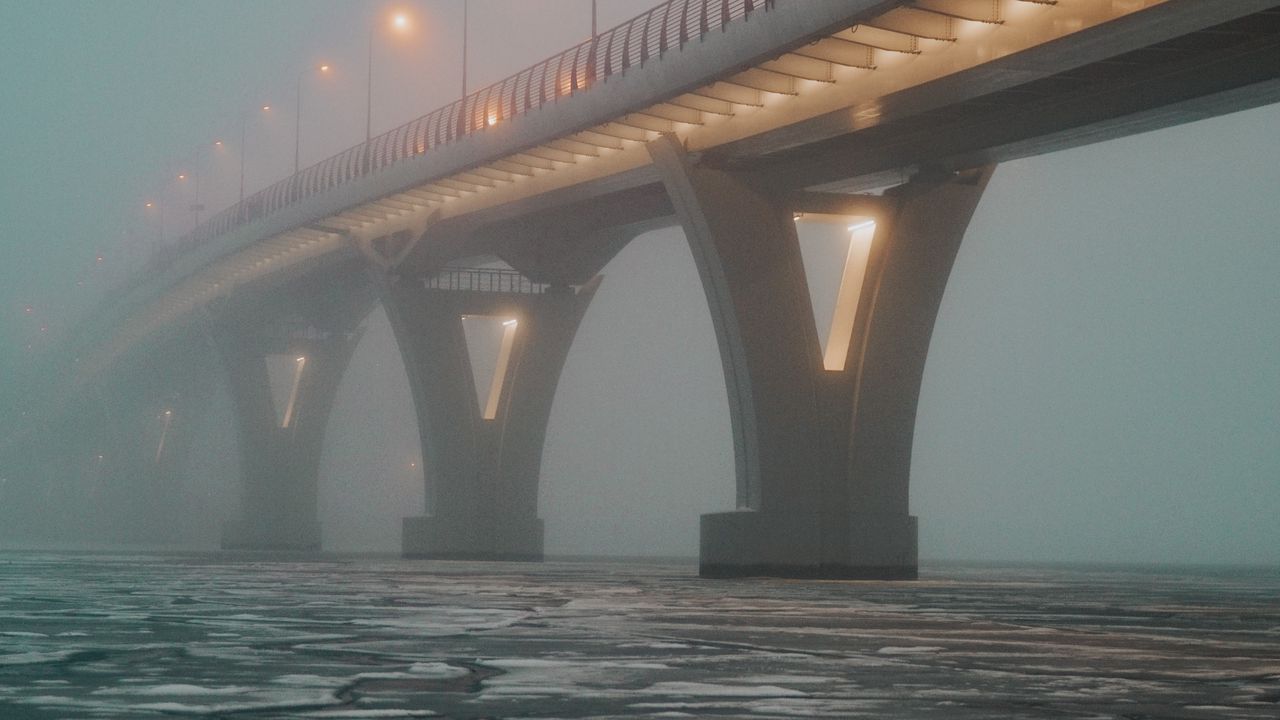 Обои мост, туман, лед, трещины, огни