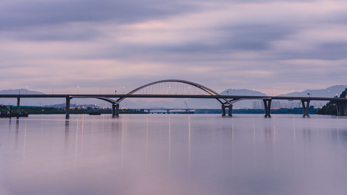 1366x768 Обои мост, вода, минимализм, фиолетовый