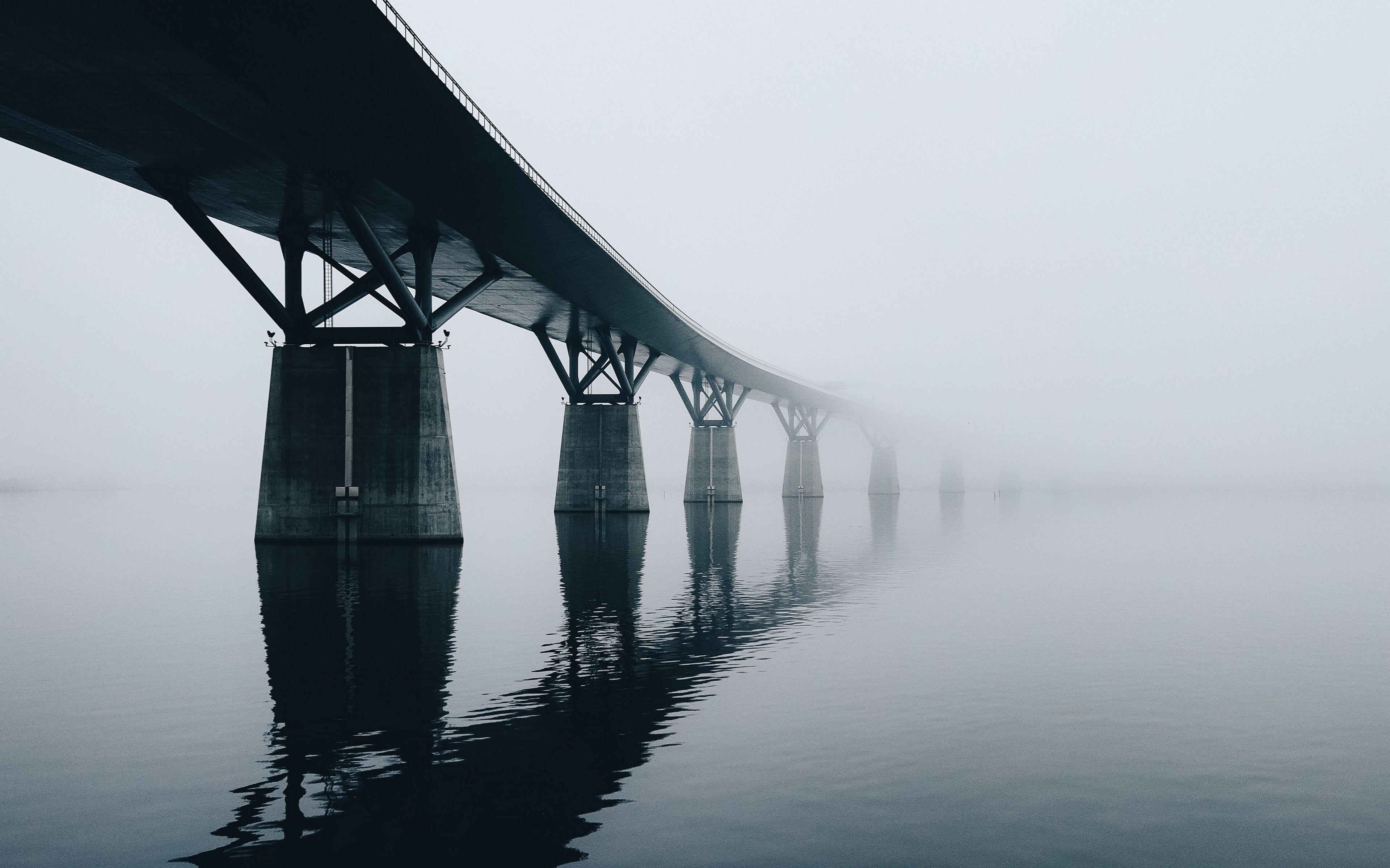 Мост через час. Мост на воде. Отражение моста в воде. Отражение в воде мостика. Вода мост туман.