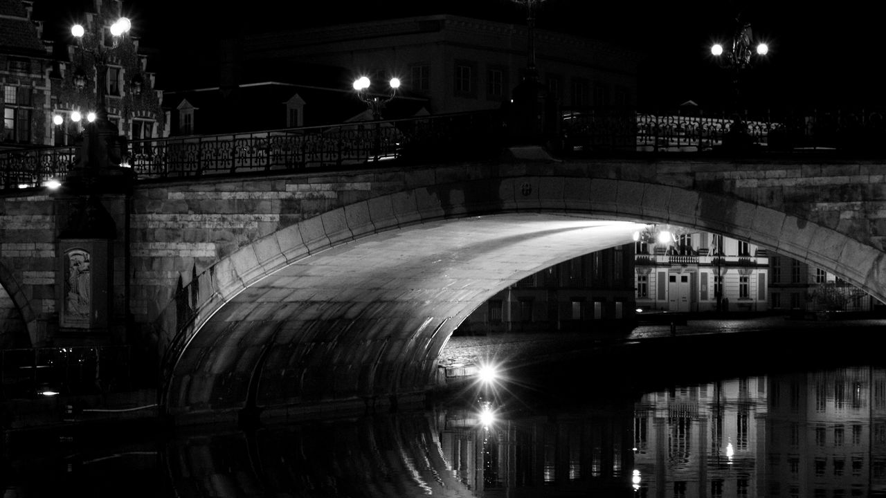 Обои мост, вода, отражение, архитектура, ночь, черно-белый, темный