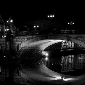 Превью обои мост, вода, отражение, архитектура, ночь, черно-белый, темный