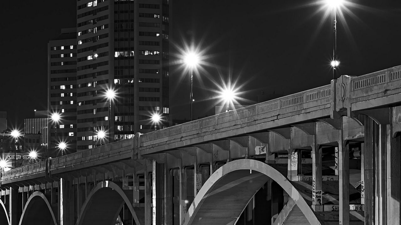 Обои мост, здания, город, чб, ночь