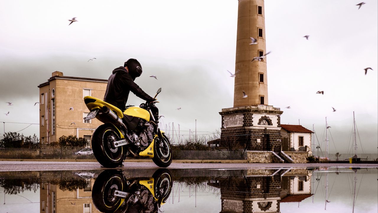 Обои мотоцикл, байк, байкер, башня, вода, отражение