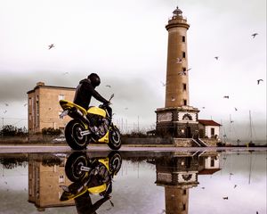 Превью обои мотоцикл, байк, байкер, башня, вода, отражение