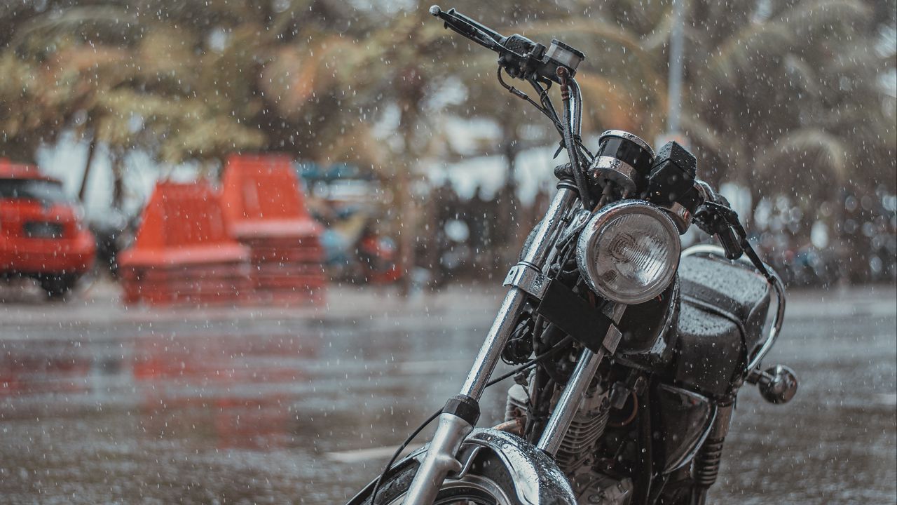 Обои мотоцикл, байк, черный, дорога, дождь, капли
