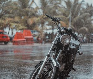 Превью обои мотоцикл, байк, черный, дорога, дождь, капли