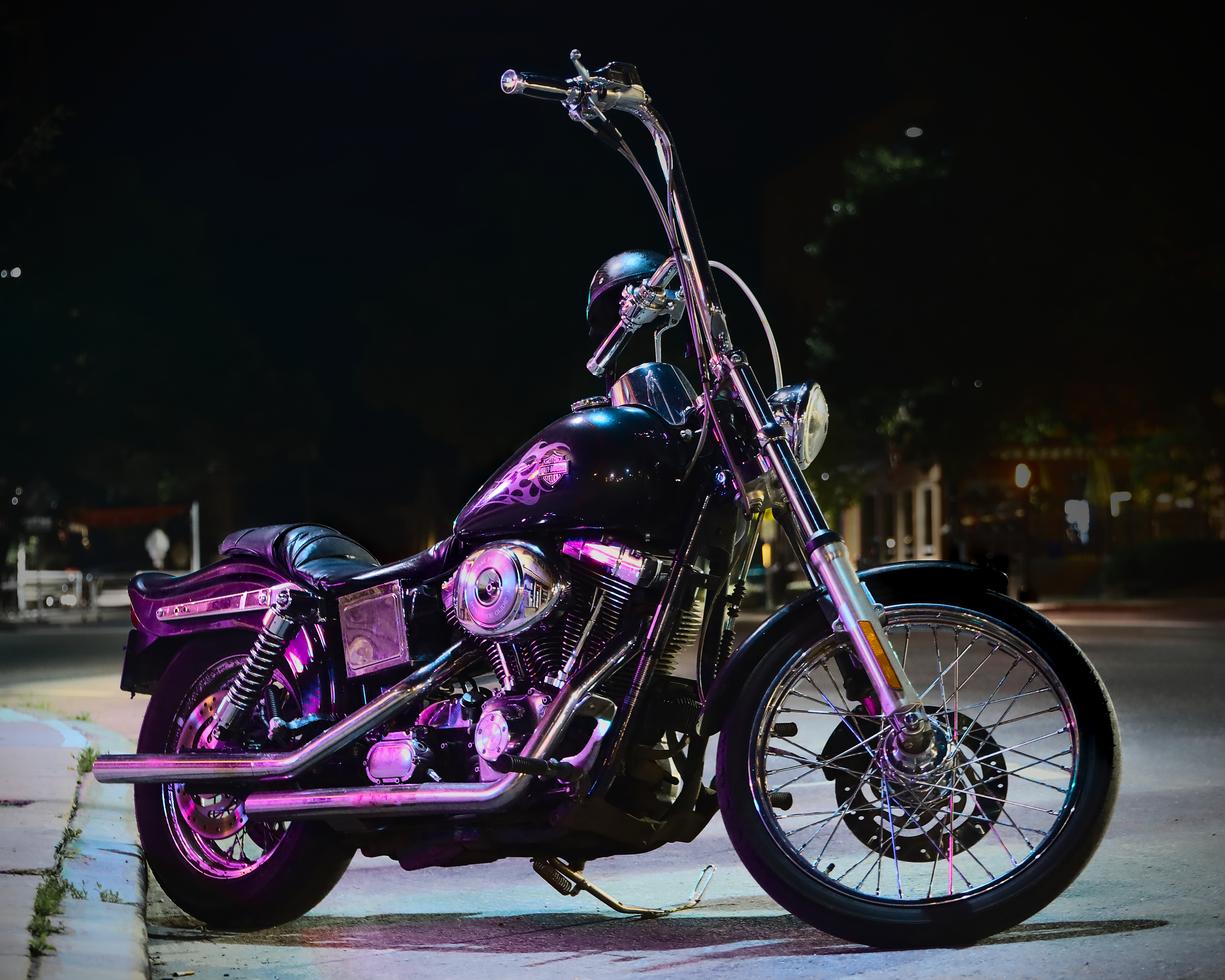 Мотоциклист на фоне сиренево , темного осинового