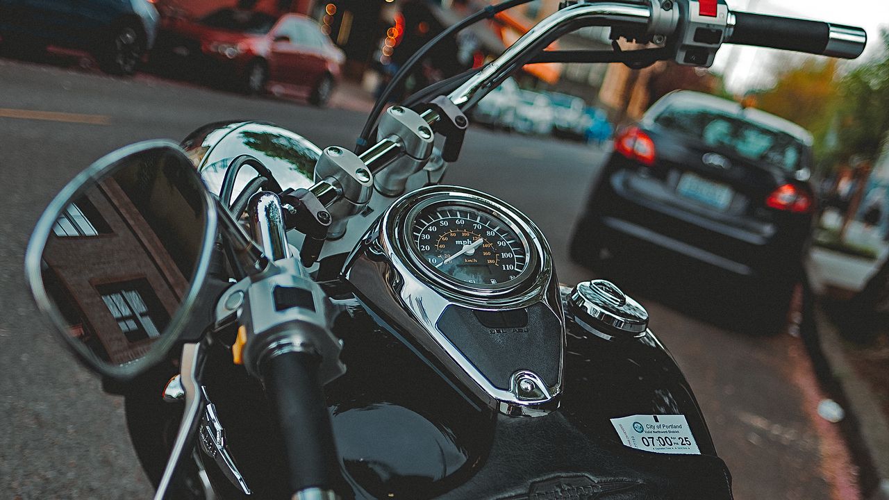 Обои мотоцикл, байк, черный, спидометр, стоянка, мото