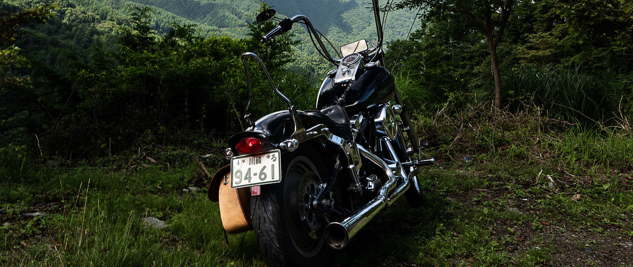 2560x1080 Обои мотоцикл, байк, черный, вид сзади, горы