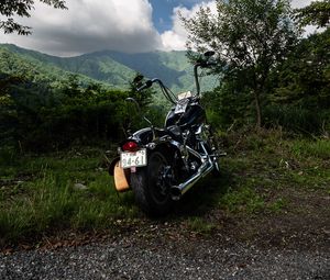 Превью обои мотоцикл, байк, черный, вид сзади, горы