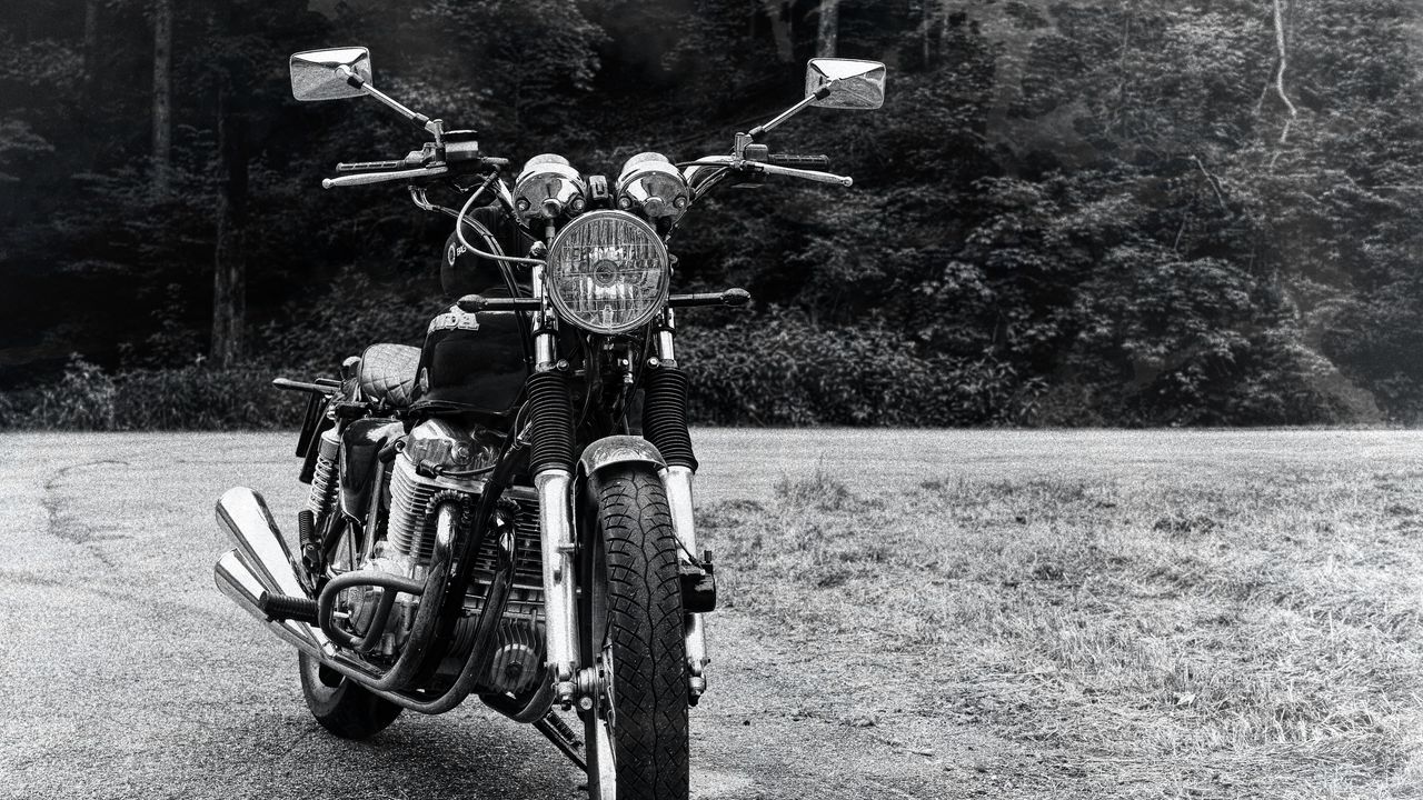 Обои мотоцикл, байк, фара, вид спереди, черно-белый