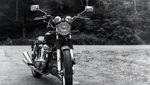 Превью обои мотоцикл, байк, фара, вид спереди, черно-белый