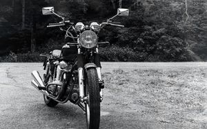 Превью обои мотоцикл, байк, фара, вид спереди, черно-белый