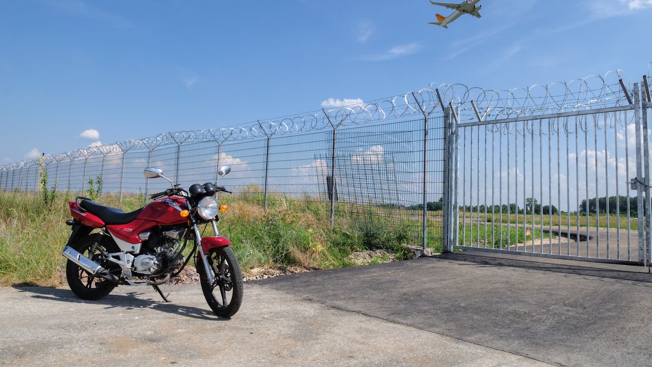 Обои мотоцикл, байк, красный, забор