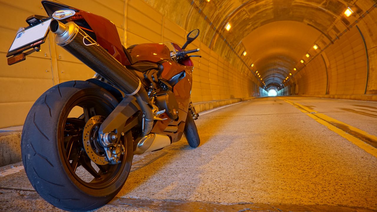 Обои мотоцикл, байк, красный, тоннель