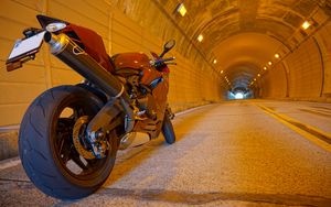 Превью обои мотоцикл, байк, красный, тоннель
