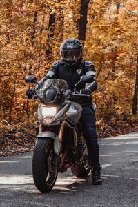 Превью обои мотоцикл, байк, мотоциклист, шлем, дорога, осень