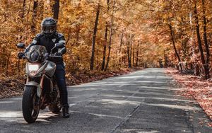 Превью обои мотоцикл, байк, мотоциклист, шлем, дорога, осень