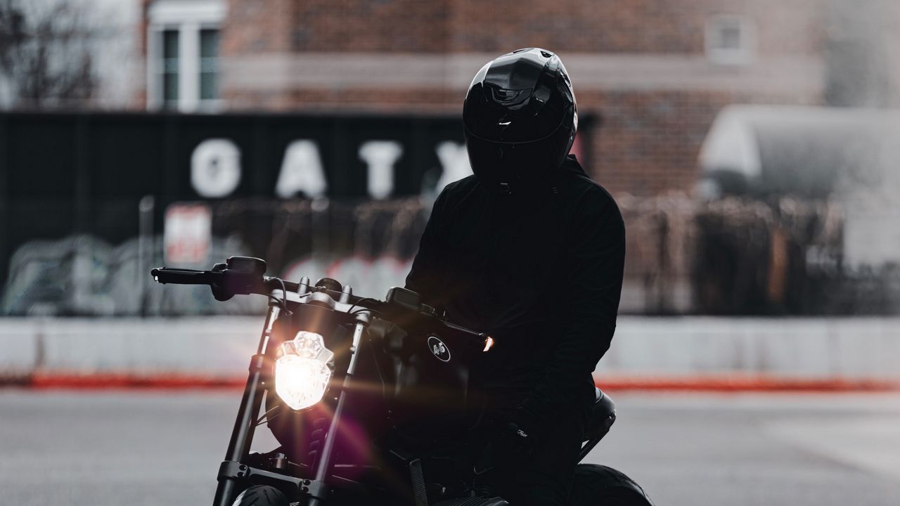 Обои мотоцикл, байк, мотоциклист, байкер, шлем, черный