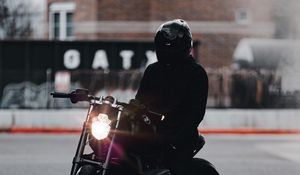 Превью обои мотоцикл, байк, мотоциклист, байкер, шлем, черный