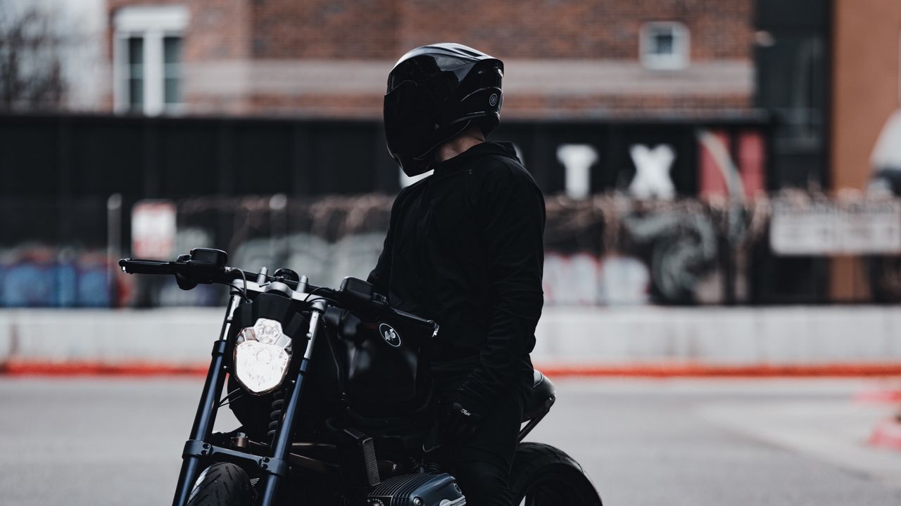 Обои мотоцикл, байк, мотоциклист, шлем, черный