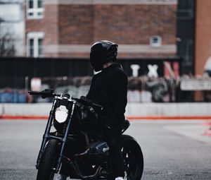 Превью обои мотоцикл, байк, мотоциклист, шлем, черный