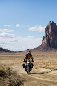 Превью обои мотоцикл, байк, мотоциклист, байкер, скала, пустыня