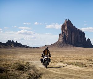Превью обои мотоцикл, байк, мотоциклист, байкер, скала, пустыня