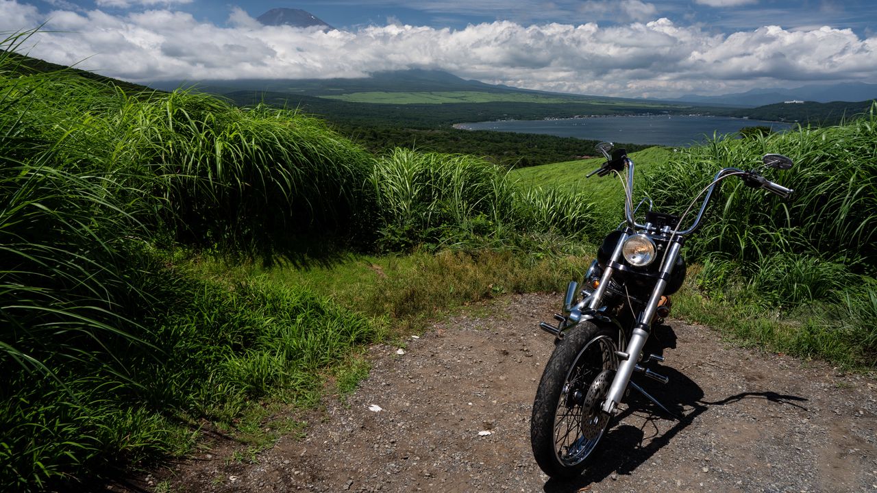 Обои мотоцикл, байк, озеро, трава
