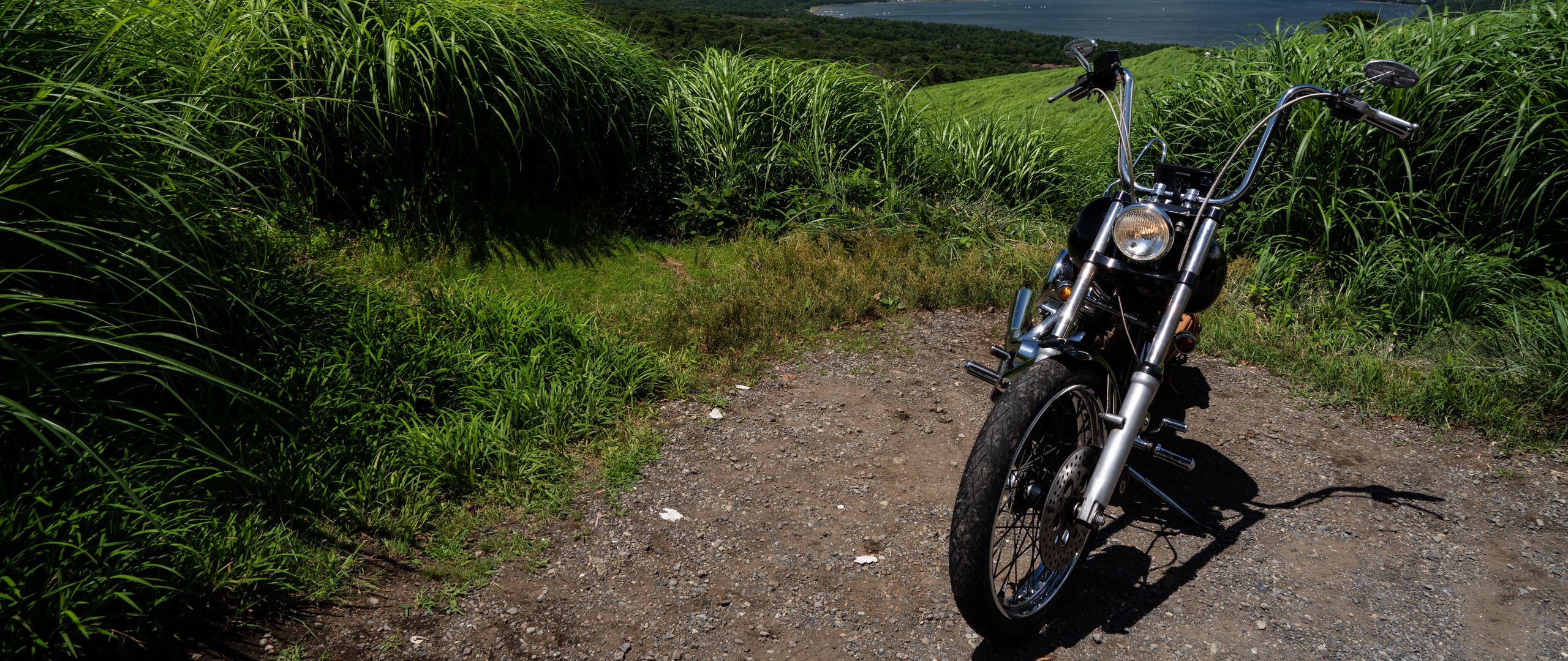 2560x1080 Обои мотоцикл, байк, озеро, трава