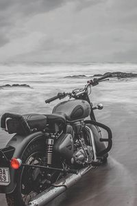 Превью обои мотоцикл, байк, серый, пляж, море