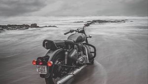 Превью обои мотоцикл, байк, серый, пляж, море